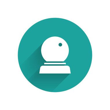 Beyaz Magic topu simgesi uzun gölge ile izole. Kristal top. Yeşil daire düğmesi. Vektör İllüstrasyonu