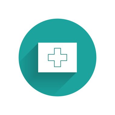 Uzun gölgeli beyaz ilk yardım çantası simgesi. Haçlı sağlık kutusu. Acil durumlar için tıbbi ekipman. Sağlık sigortası konsepti. Yeşil daire düğmesi. Vektör İllüstrasyonu