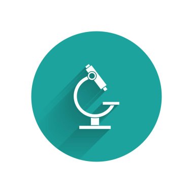 Beyaz mikroskop simgesi uzun gölgeli. Kimya, ilaç aleti, mikrobiyoloji büyütme aracı. Yeşil daire düğmesi. Vektör İllüstrasyonu