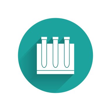 Beyaz kan testi ve virüs molekülü koronavirüs ikonu uzun gölgeli izole edilmiş. Coronavirus, COVID-19. 2019-NCoV. Yeşil daire düğmesi. Vektör İllüstrasyonu