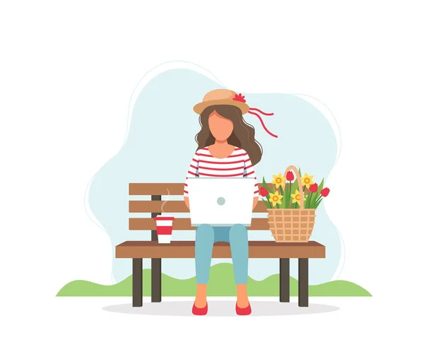 Mujer con portátil sentado en el banco y flores de primavera en la cesta. Lindo vector de ilustración en estilo plano — Vector de stock