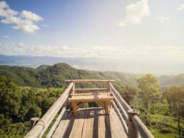 Balkon bambudan yapılmıştır. Uçurumun kenarına kadar uzanır