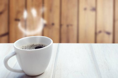 Sıcak kahve ve buhar, gülen yüzler