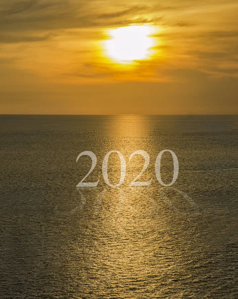 Konzepttext 2020 Sonnenaufgang oder Sonnenuntergang auf dem Meer. — Stockfoto