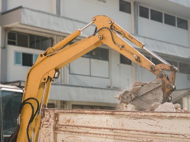 Buldozer, inşaattaki yıkıntıları temizliyor.
