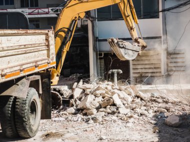 Buldozer, inşaattaki yıkıntıları temizliyor.