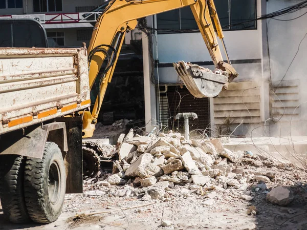 Buldozer, inşaattaki yıkıntıları temizliyor.