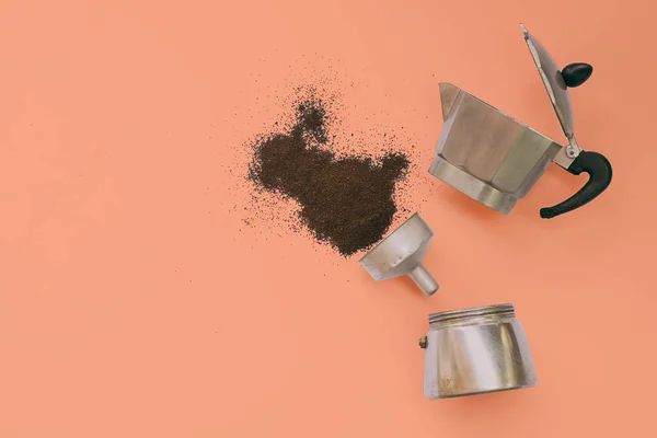 Concetto moka pot e polvere di caffè su Lush Lava colore blckground — Foto Stock