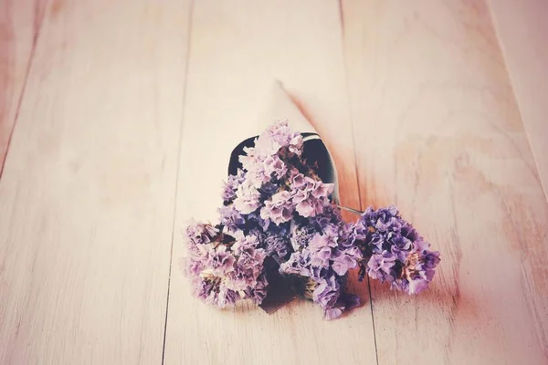 Nahaufnahme trockene lila Blumen auf Holztisch . — Stockfoto