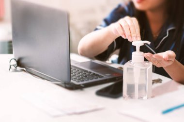 Evde çamaşır yıkama jeli kullanan kadınların elleri.