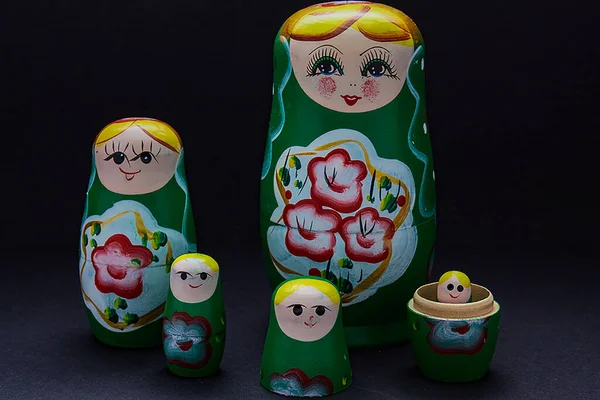Rus Matrioschka - Babuşka siyah bir grupta yeşile boyanmış tahta bebekler