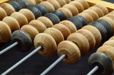 Eski bir Rus ahşap abaküsüne inciler