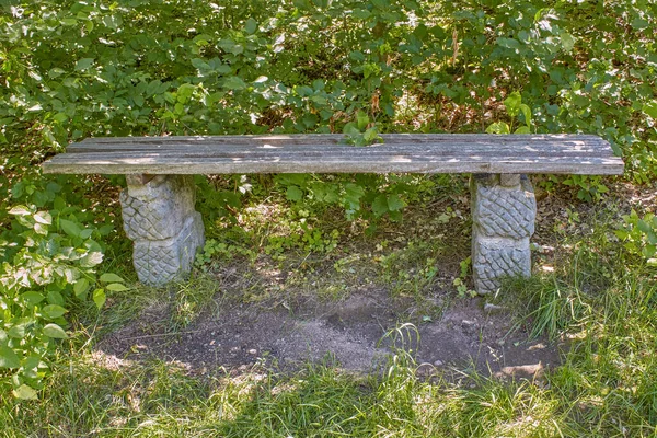 Elbe nehri kıyısındaki Spaargebirge 'in oradaki eski park bankında.