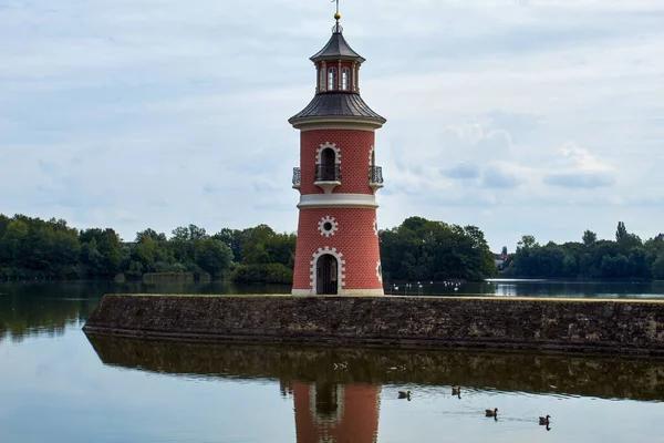 Moritzburg Deniz Feneri Saksonya 'da ördek ailesinin ön planda olduğu tek tarihi deniz feneri.
