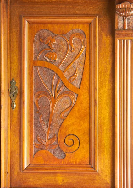 1905 'te Saksonya' da yapılmış ahşap bir dolaptaki güzel Art Nouveau dekoru.