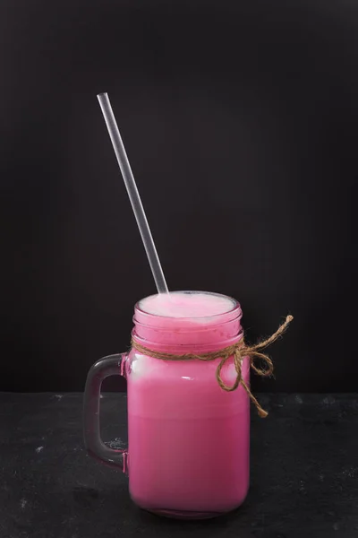 Ahududu aromalı süt proteini bardakta servis edilir.
