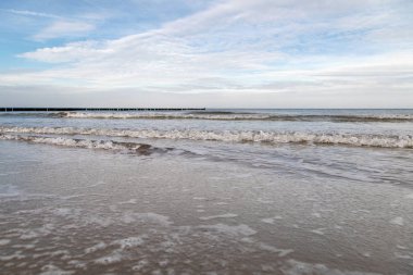 Güzel bir kış gününde Warnemuende sahilinde