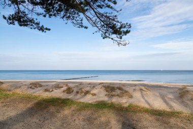 Güneşli bir kış gününde Warnemuende sahilinde