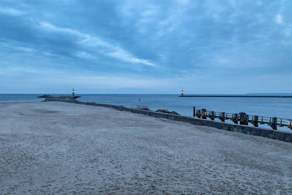 Пляж Варнемуенде Рано Вранці Синьому Світлі — стокове фото