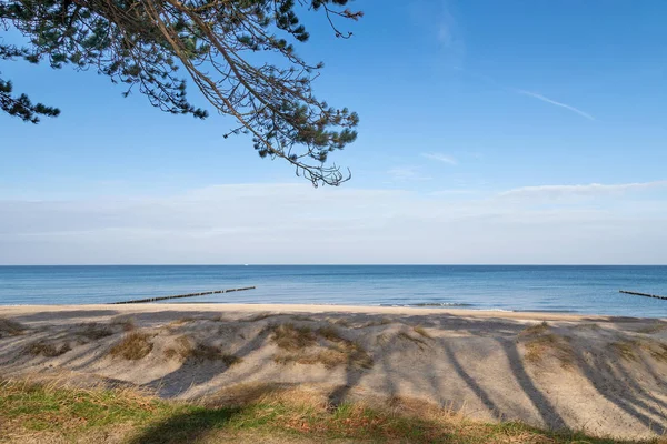 Güneşli bir kış gününde Warnemuende sahilinde