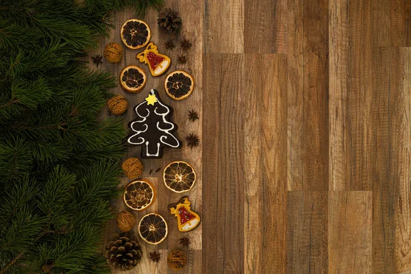 Noel kartıyla Noel ağacı ve kır ağacında zencefilli ekmek..