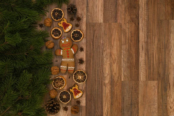 Noel kartıyla Noel ağacı ve kır ağacında zencefilli ekmek..