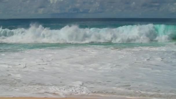 Havsvågor och sandstrand, Seychellerna, Mahe Island, Takamaka stranden. — Stockvideo