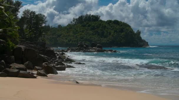 Oceaangolven en granieten rotsen - Seychellen Mahe Island — Stockvideo