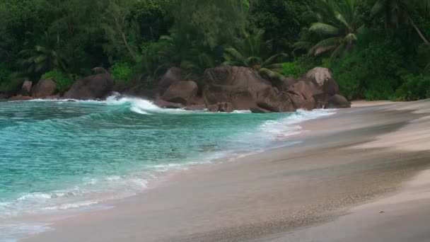 Ondas oceânicas e rochas de granito - Seychelles Mahe Island — Vídeo de Stock