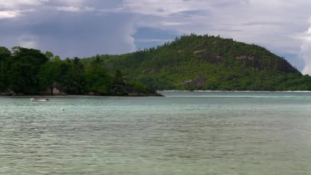 Oceano, palmeiras e rochas de granito - Seychelles Mahe Island — Vídeo de Stock