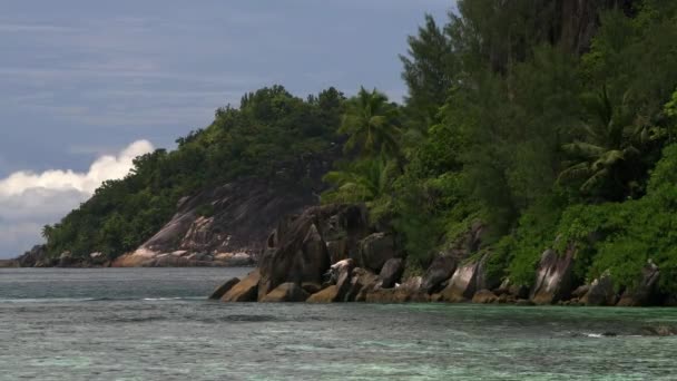 Horizontaal uitzicht op tropisch eiland, Therese Island, Mahe, Seychellen. — Stockvideo