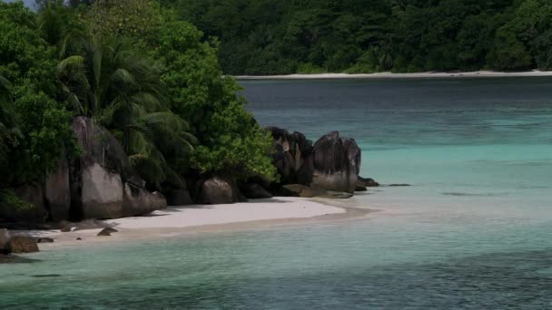 Horizontaal uitzicht op tropisch eiland, Therese Island, Mahe, Seychellen. — Stockvideo