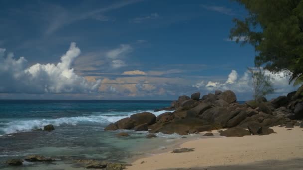 Gelombang samudra dan bebatuan granit Pulau Mahe, Seychelles Polisi Petite . — Stok Video