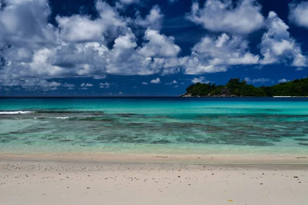 Пляж Такамака Остров Маэ Сейшельские Острова Океанские Волны Небо — стоковое фото
