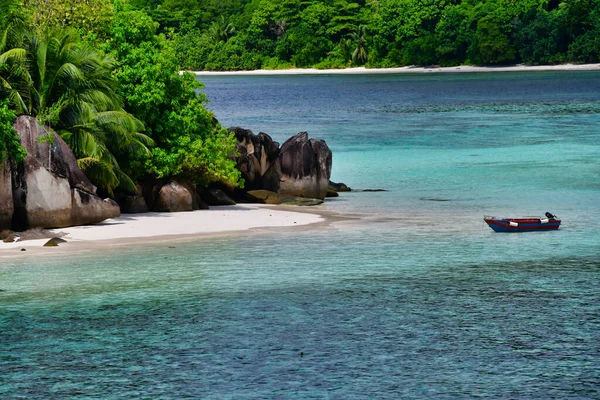 Vista Horizontal Isla Tropical Con Barco Isla Therese Mahe Seychelles —  Fotos de Stock