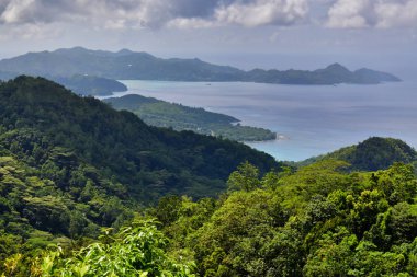 Mahe 'nin merkezinin ve Mission Lodge' un batı kıyısının muhteşem manzarası Morne Seychellois Ulusal Parkı, Mahe Adası, Seyşeller.