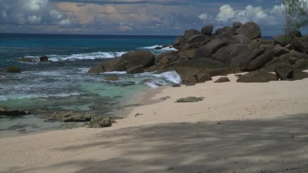 Okyanus dalgaları ve granit kayalar - Petite Polis Plajı Mahe Adası, Seyşeller. — Stok video