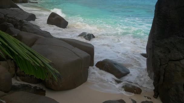 Meereswellen und Granitfelsen - anse intendance, seychellen. — Stockvideo