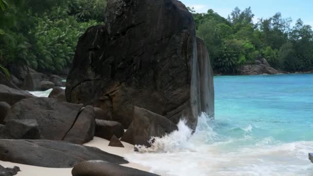 Meereswellen und Granitfelsen - anse intendance, Maheinsel, Seychellen. — Stockvideo