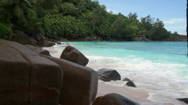 Oceaangolven en granieten rotsen - Anse Intendance, Mahe Island, Seychellen. — Stockvideo