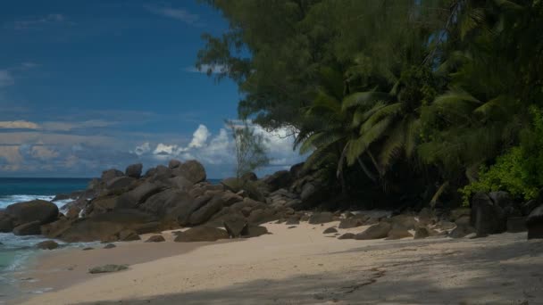 Oceaangolven en granieten rotsen Petite Police Beach Mahe Island Seychellen. — Stockvideo