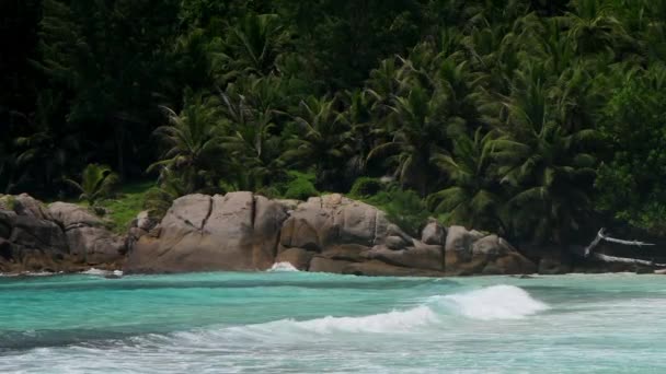 Океанские волны и гранитные скалы Police Bay Mahe Island Seychelles . — стоковое видео