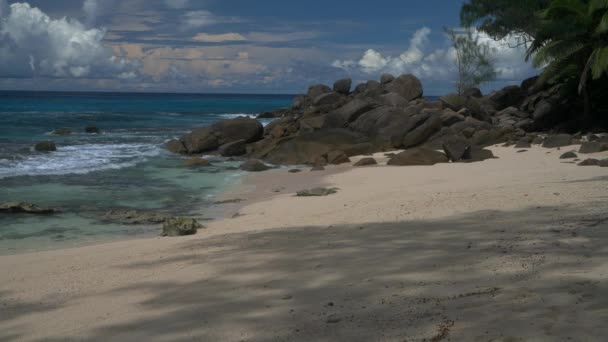 Okyanus dalgaları ve granit kayalar Petite Polis Plajı Mahe Adası Seyşelleri. — Stok video