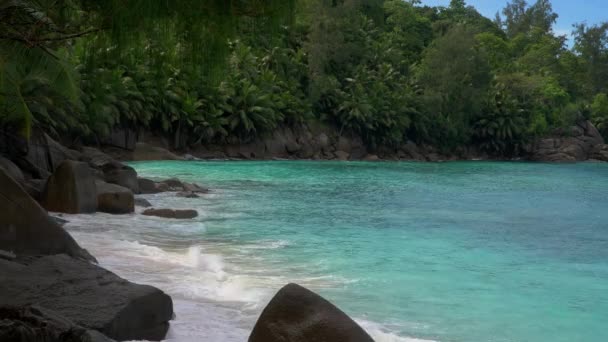 Ondas oceânicas e pedras de granito praia paradisíaca. Ilha Mahe Seychelles . — Vídeo de Stock