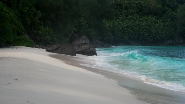 Meereswellen und Granitfelsen - anse intendance, Maheinsel, Seychellen. — Stockvideo