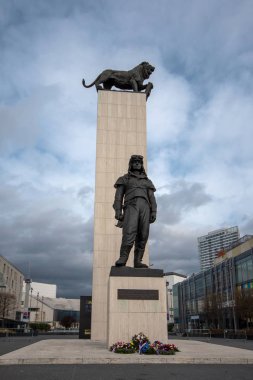 General Milan Rastislav Stefanik 'in heykeli, Bratislava, Slovakya. Çekoslovakya armasını tutan bronz aslanlı yüksek direkli bronz heykel.. 