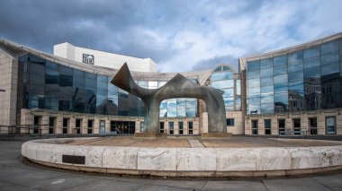 Slovakya Ulusal Tiyatro Binası, Bratislava, Slovakya. Slovak Ulusal Tiyatrosu, Slovakya 'nın en eski ikinci profesyonel tiyatrosudur. Tiyatro, opera ve bale olmak üzere üç tane kostüm var..