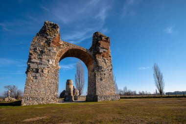 Heidentor, Petonell Carnuntum, Avusturya. Heidentor, kısmen yeniden inşa edilmiş Roma İmparatorluğu kemerinin bugünkü Avusturya 'nın Carnuntum kalesinde bulunan kısmen yeniden inşa edilmiş harabesidir.