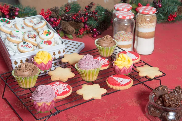 Cupcakes, bolos, doces e doces para o Natal — Fotografia de Stock