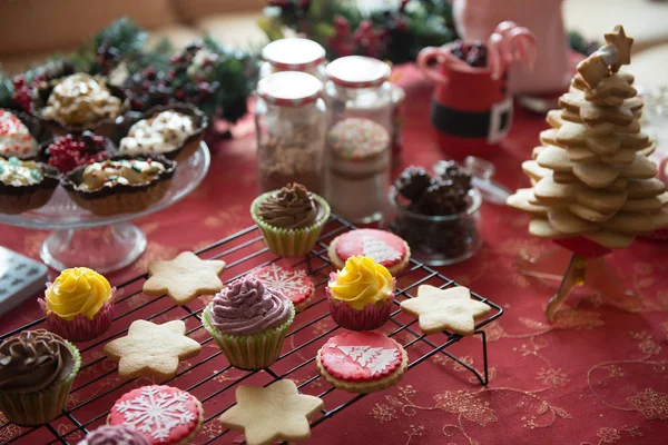 Cupcakes, bolos, doces e doces para o Natal — Fotografia de Stock